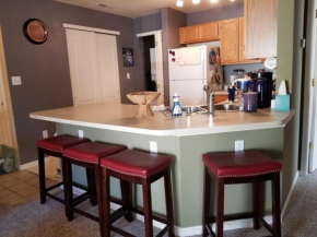Lovely Mountain condo, remote workspace, 2 kayaks next to Lake Dillon